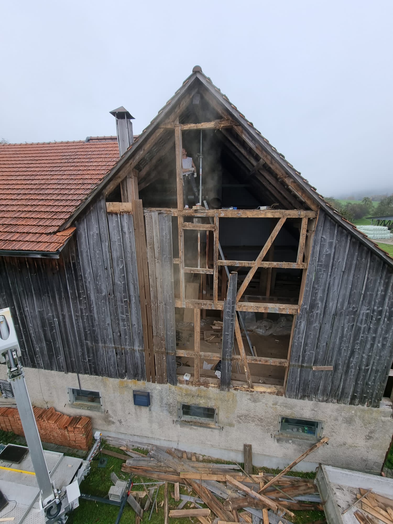 Giebel eines alten Hauses während des Umbaus mit freigelegtem Holzständerwerk