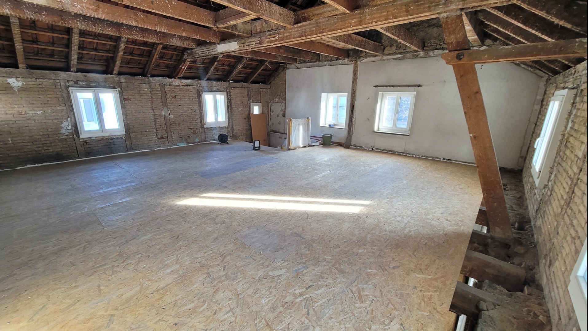 Bis auf das Holztragwerk ausgebautes Dachgeschoss mit neuem Rohboden