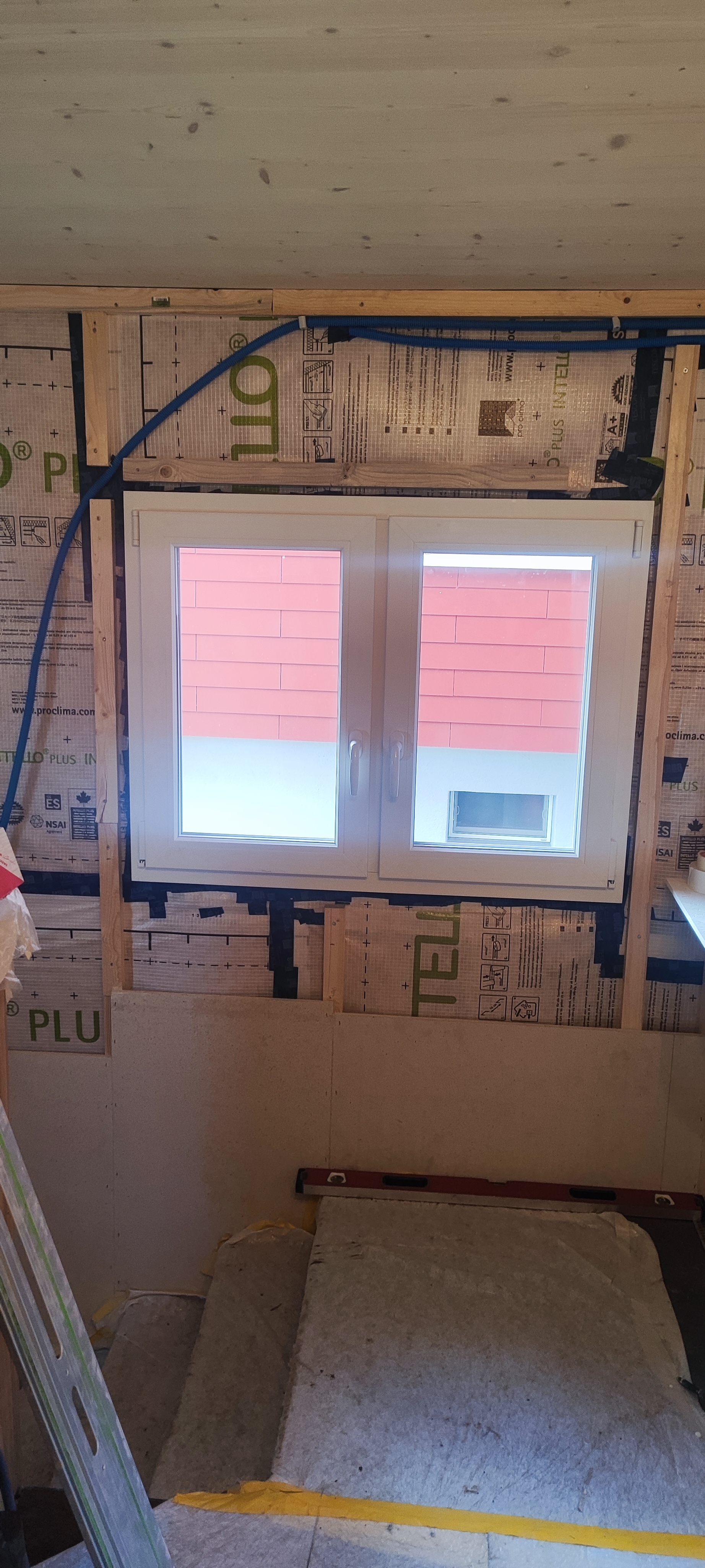 Sanierter Raum mit neuem Fenster, Dämmplatten und Holzdecke