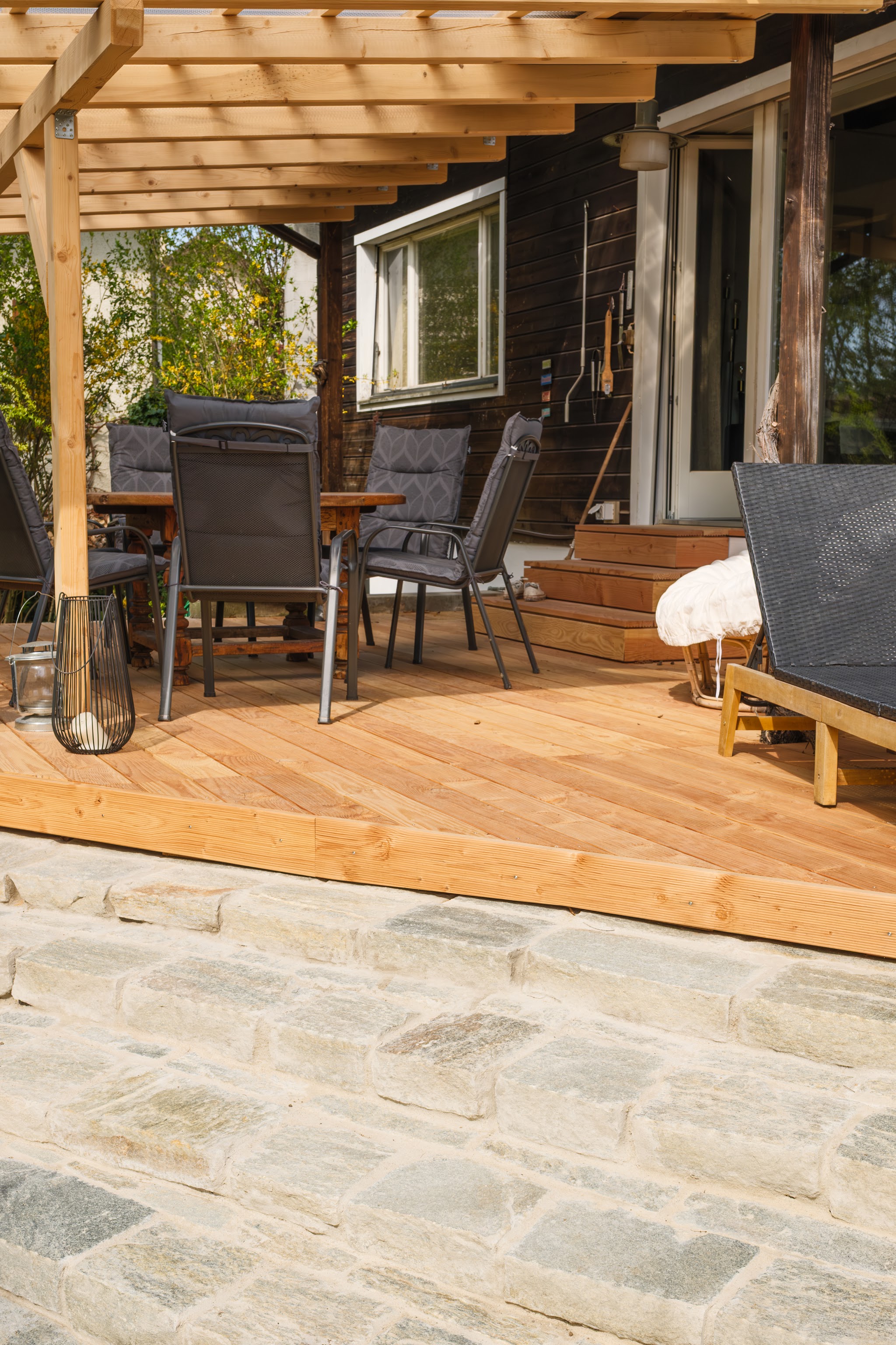 Fertiger Holzboden der Terrasse unter der Pergola